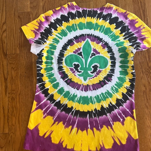 Mardi Gras Fleur de Lis ladies tee. Purple green and gold. Medium.Good condition - Picture 2 of 9